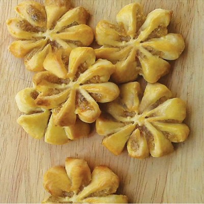 Chrysanthemum Flaky Tarts with Pineapple Fillings